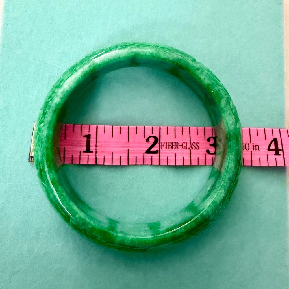 Carved Green Jade Bangle - Picture 5 of 5